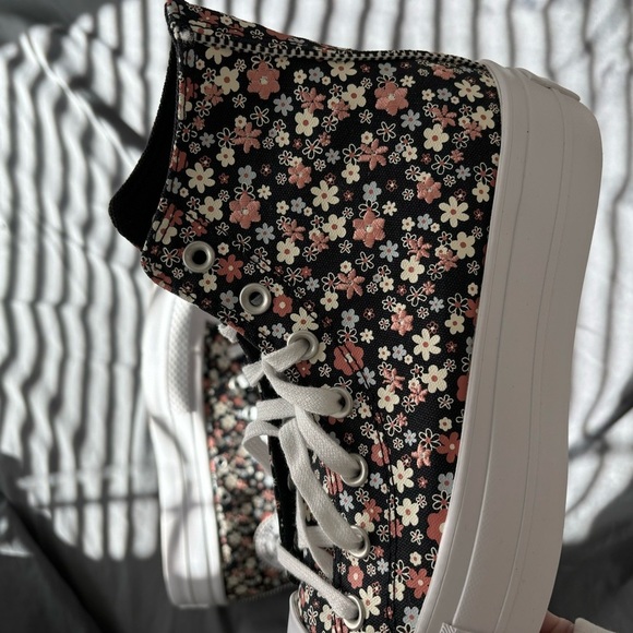 Platform Floral Embroidered Converse - Picture 2 of 4